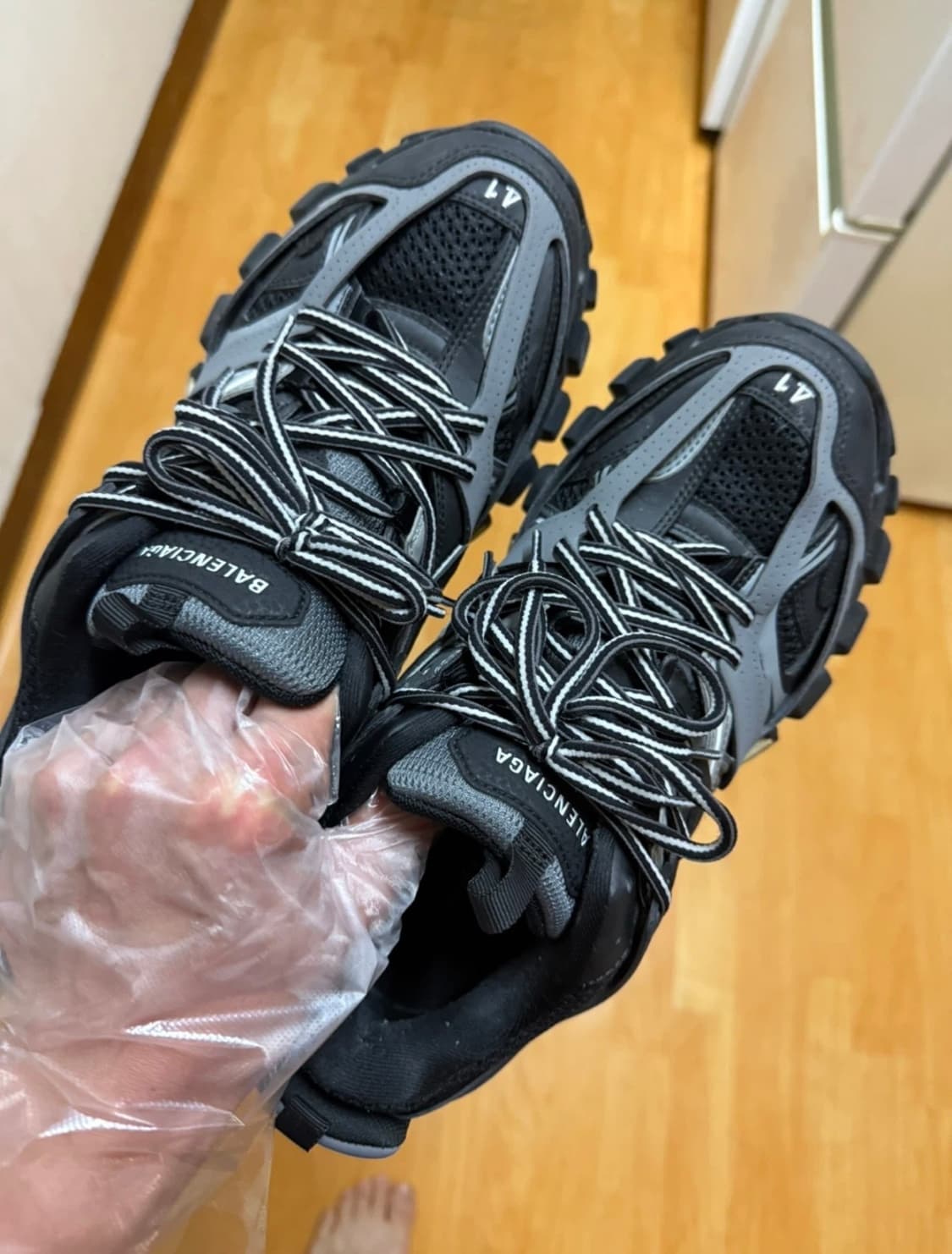 안냐세요 발렌시아가 트랙 41판매합니다!(정품)(sss급진짜이쁨)(희귀) 상품이미지1