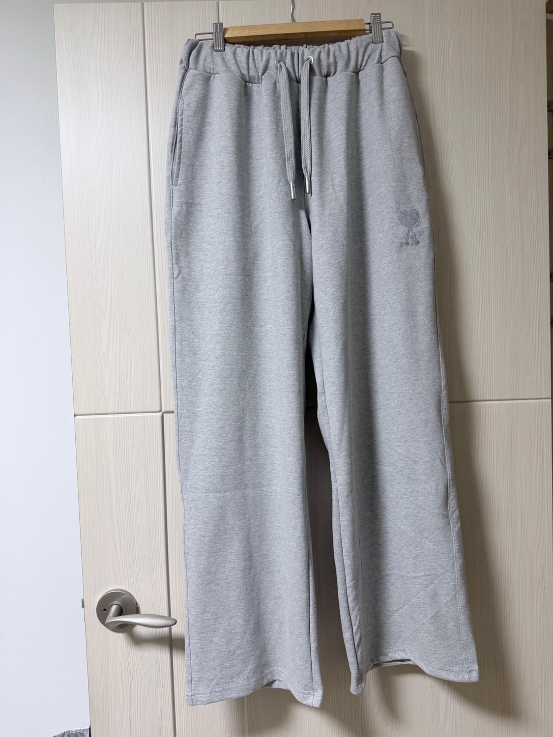 아미 빅하트로고 와이드 트레이닝팬츠 미착용 상품이미지1