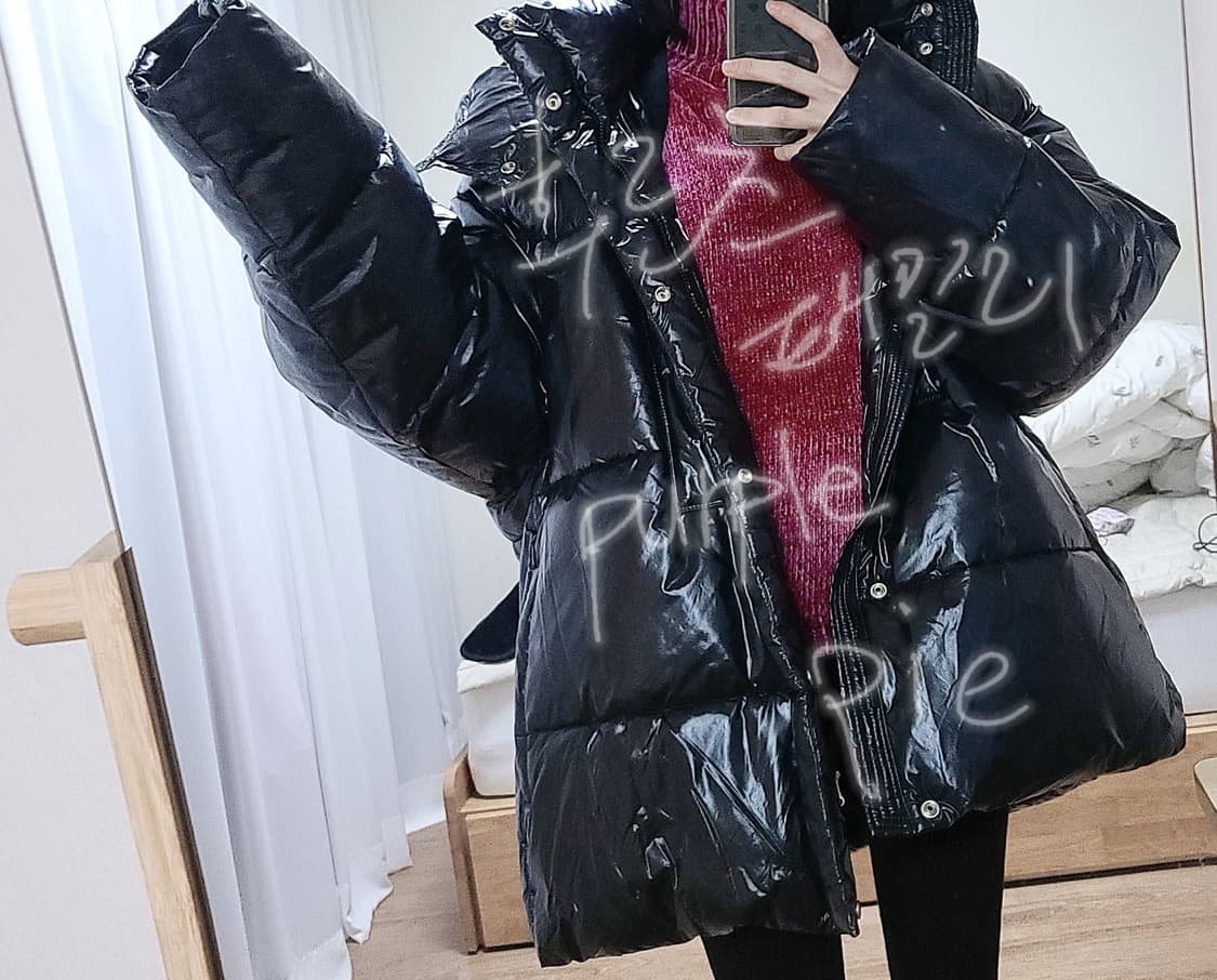 쓰리타임즈 메탈릭 유광 패딩 블랙 (착샷) 상품이미지3