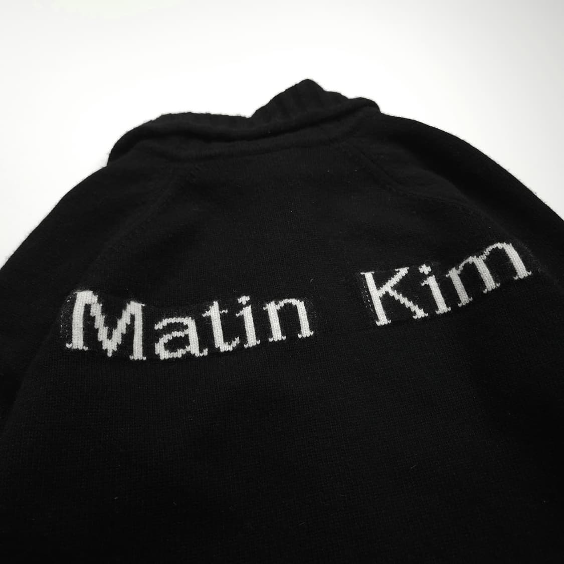 마뗑킴 스펠아웃 빅로고 블랙 니트 집업 (90) 상품이미지3