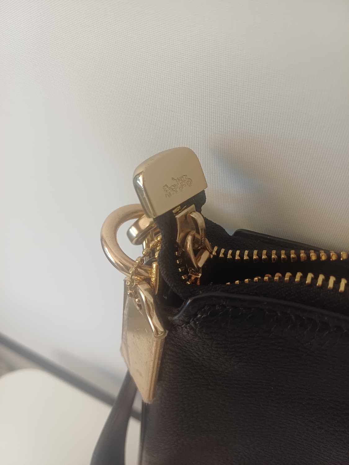 COACH 코치 에비 페블 레더 파일백 (Black)  상품이미지7