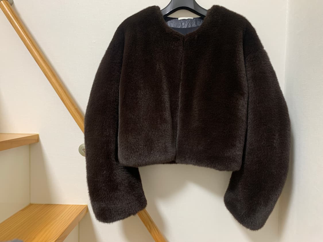 AMOMENTO 아모멘토 ROUND SHAPE 퍼 자켓 상품이미지4