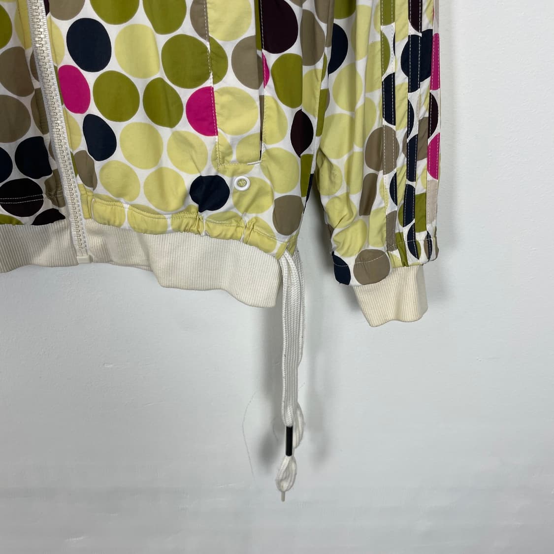 아디다스 배색 도트패턴 뒷트임 바람막이 상품이미지4