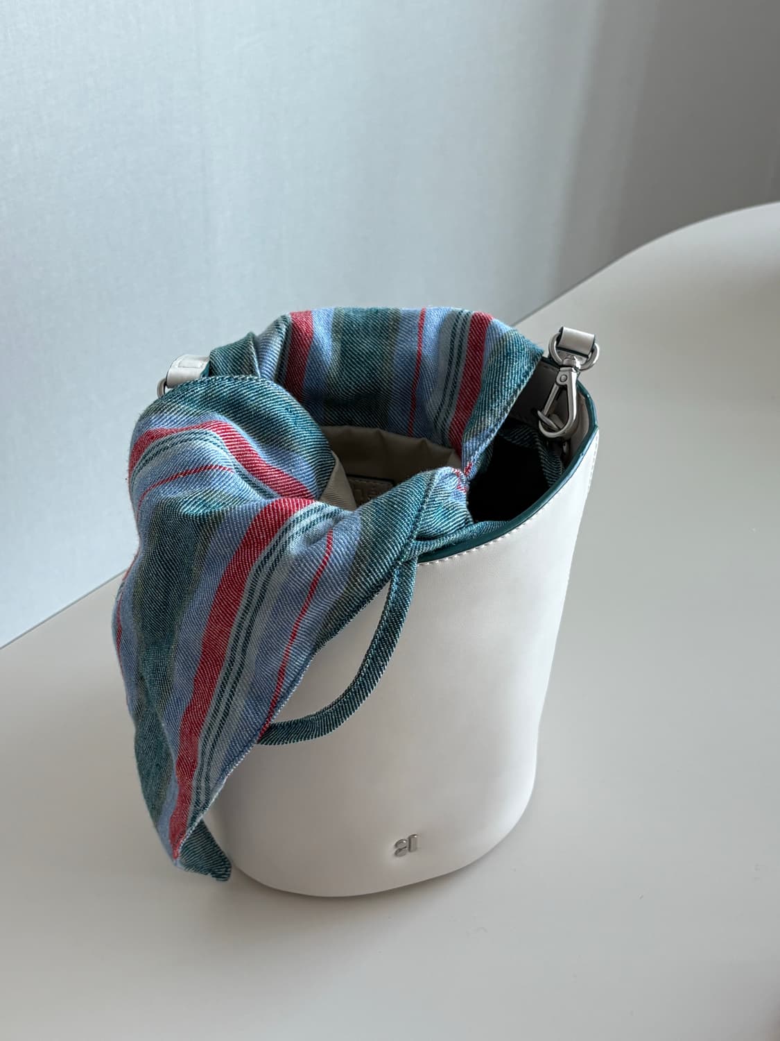 아떼바네사브루노 Elodie 소가죽 소재 버킷백 상품이미지4