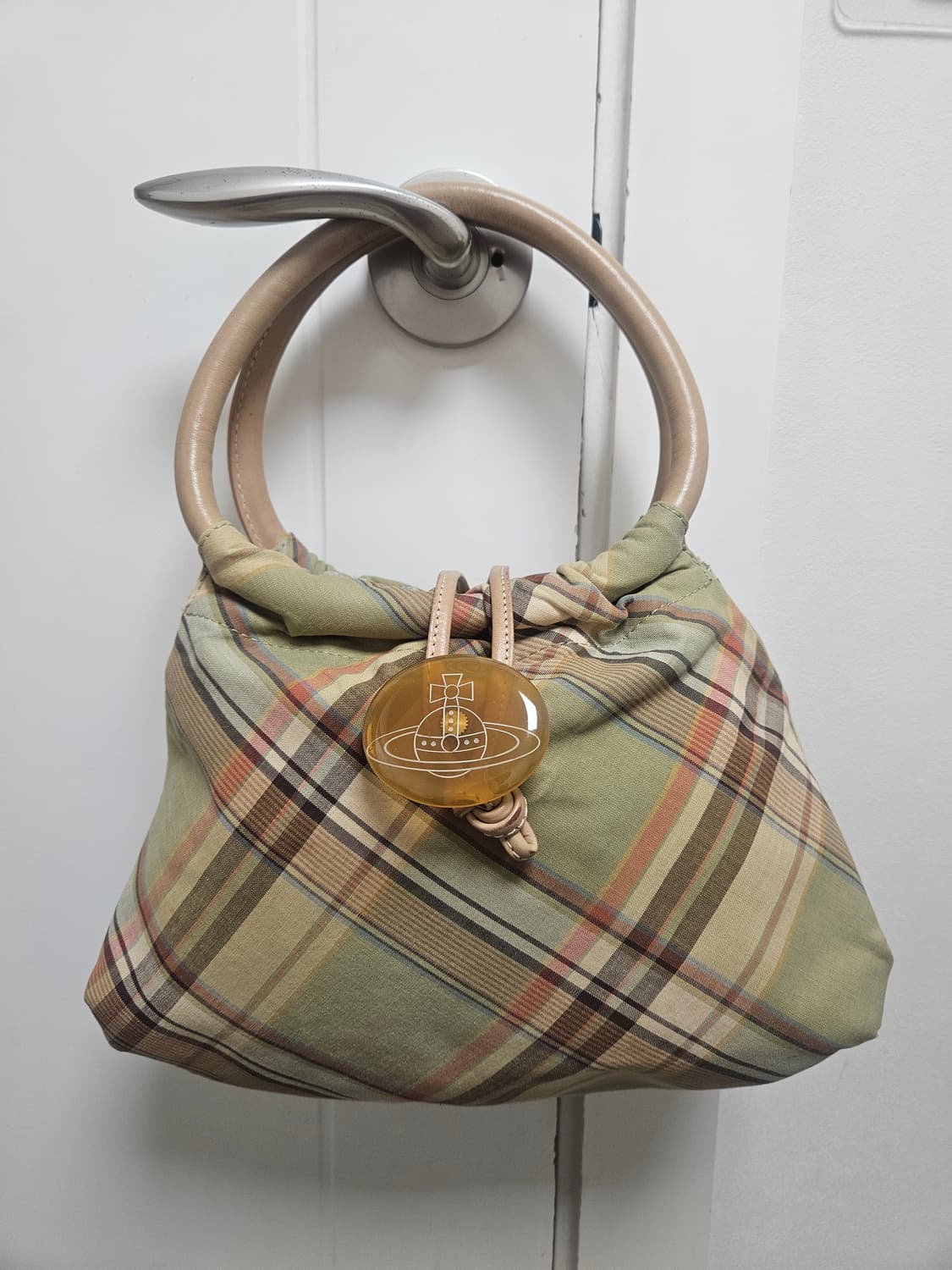 비비안웨스트우드 타탄체크 빅버튼 핸드백 상품이미지2