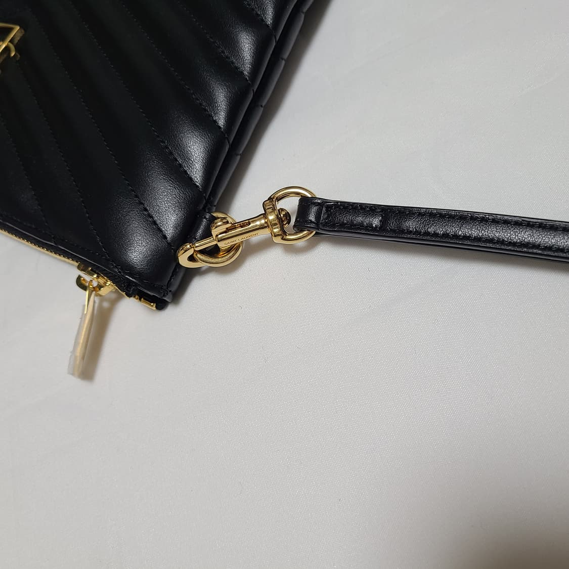 생로랑 마틀라세 클러치백 파우치 골드 모노그램 블랙 상품이미지4