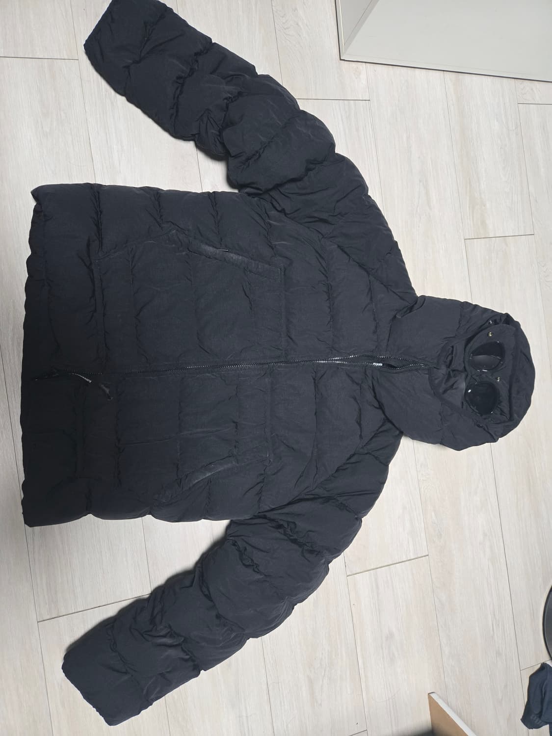 Cp컴퍼니 에코크롬R후드다운고글자켓블랙패딩 82사이즈 23fw 상품이미지1