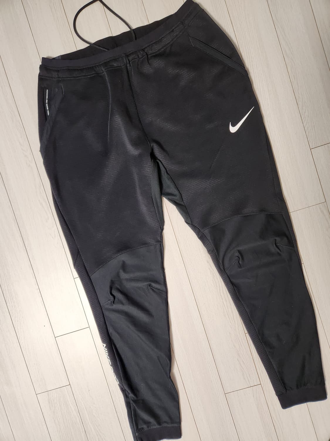 나이키 프로 슬림핏 트레이닝 팬츠 사이즈xl

주머니 스우시 로고 부분  상품이미지1