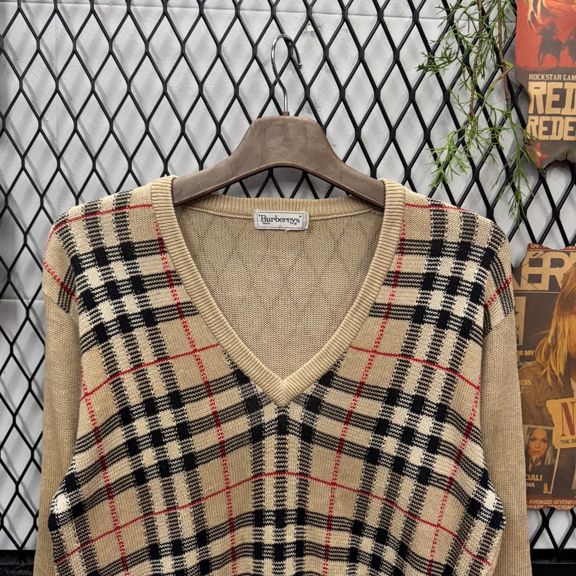 버버리 V넥 니트 전면 노바체크 패턴 포인트 베이지 상품이미지2