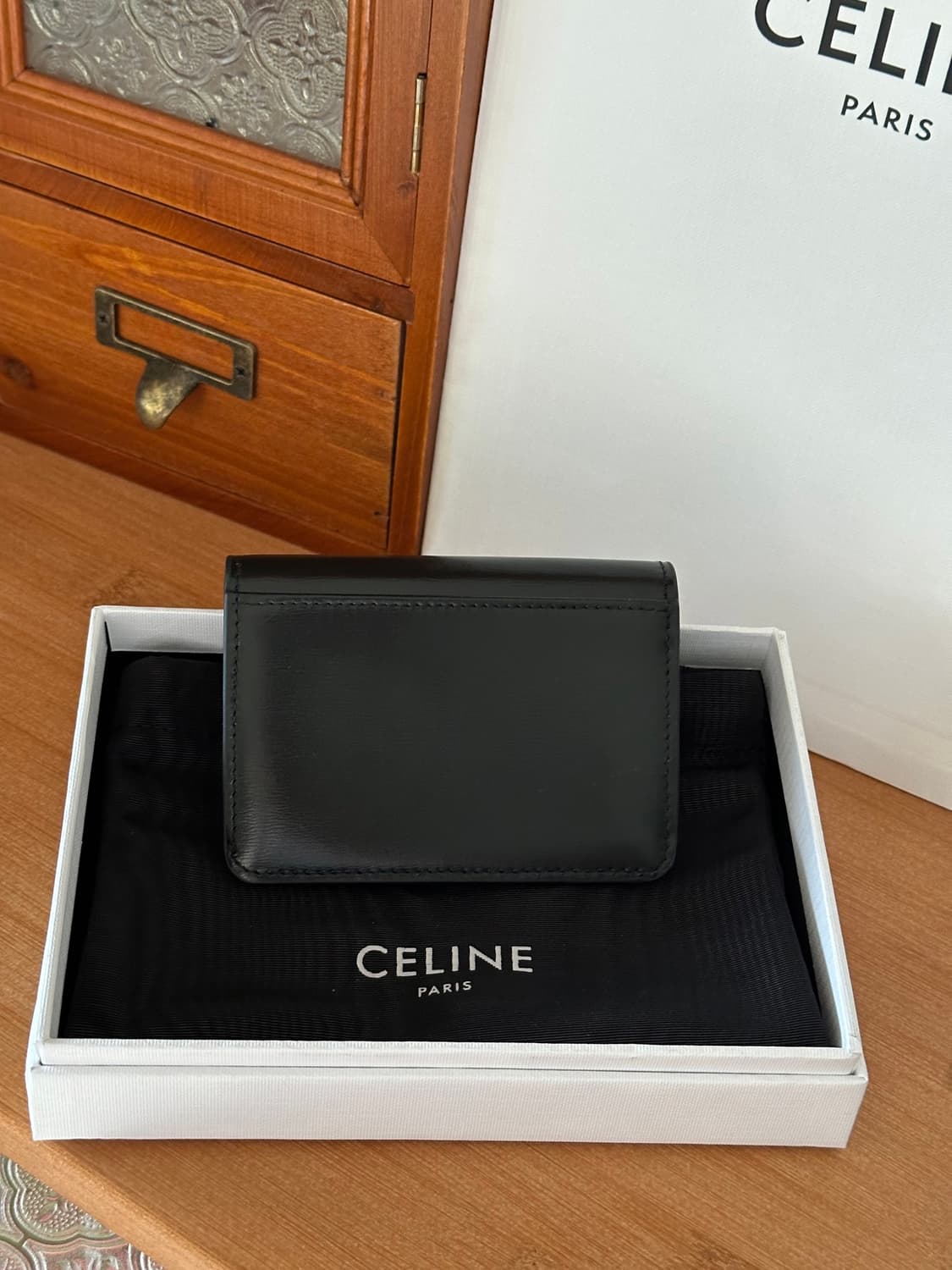 셀린느 샤이니 카프스킨 플랩 카드 홀더 블랙 상품이미지4