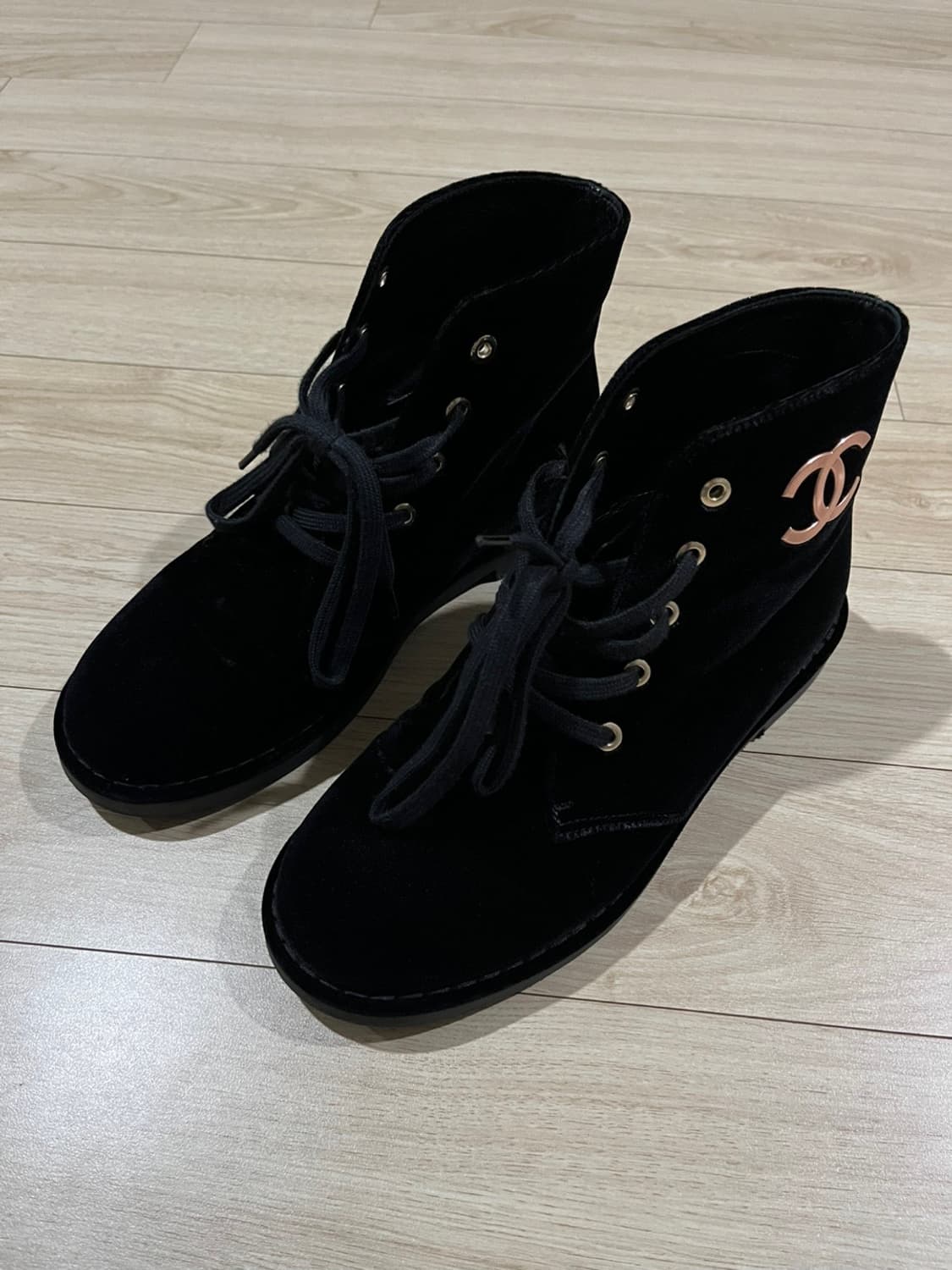 샤넬 벨벳 부츠 메탈로고 36(230) 상품이미지2
