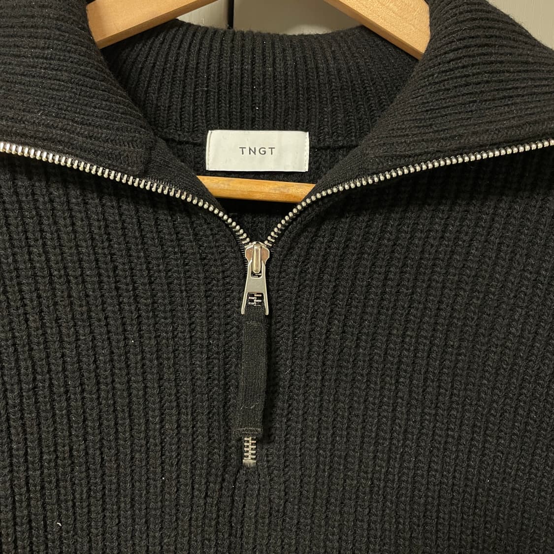 티엔지티 블랙 세미오버핏 하프 집업 니트 상품이미지6