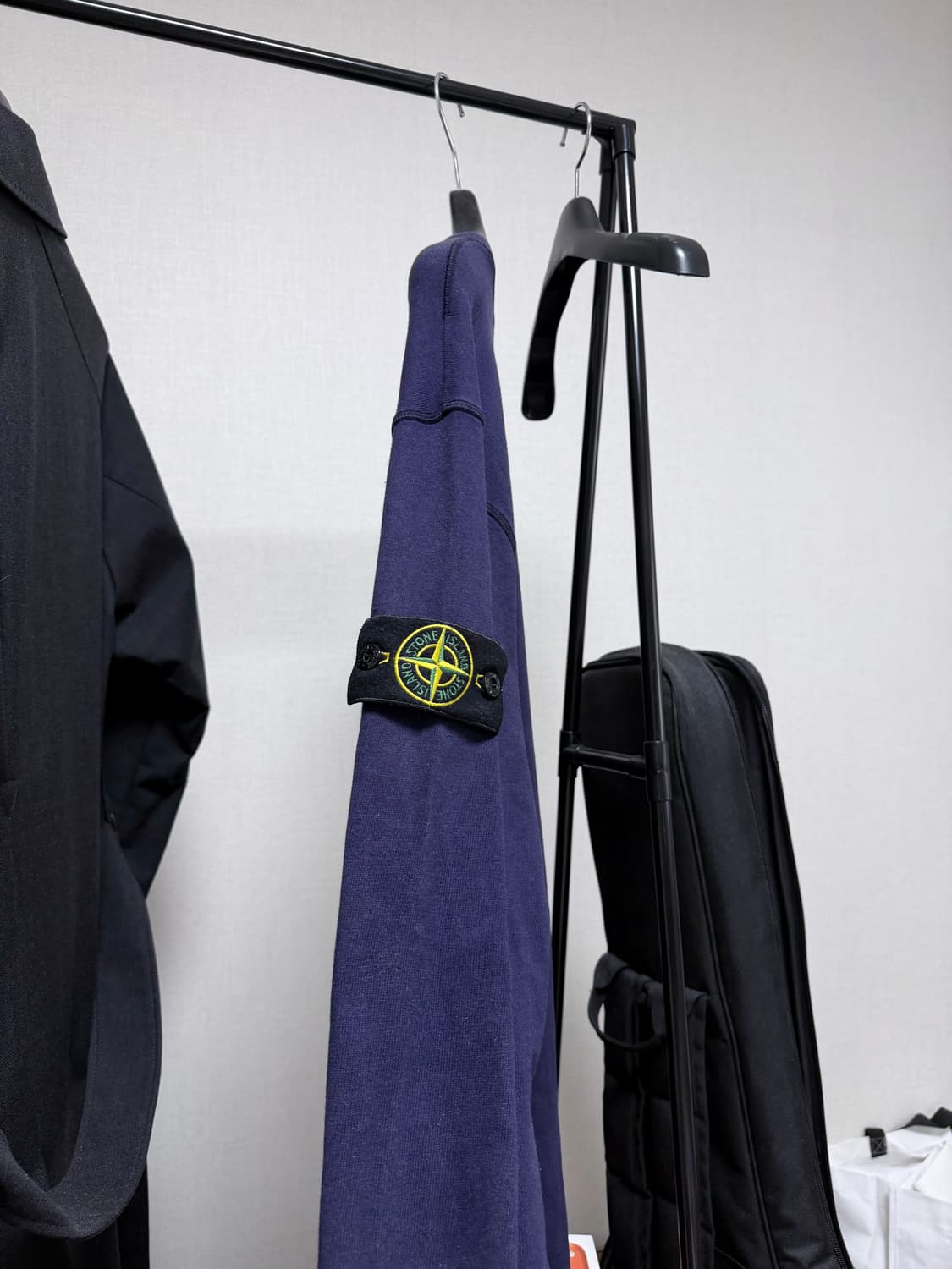 스톤아일랜드 네이비 브이넥 맨투맨 티셔츠 상품이미지2