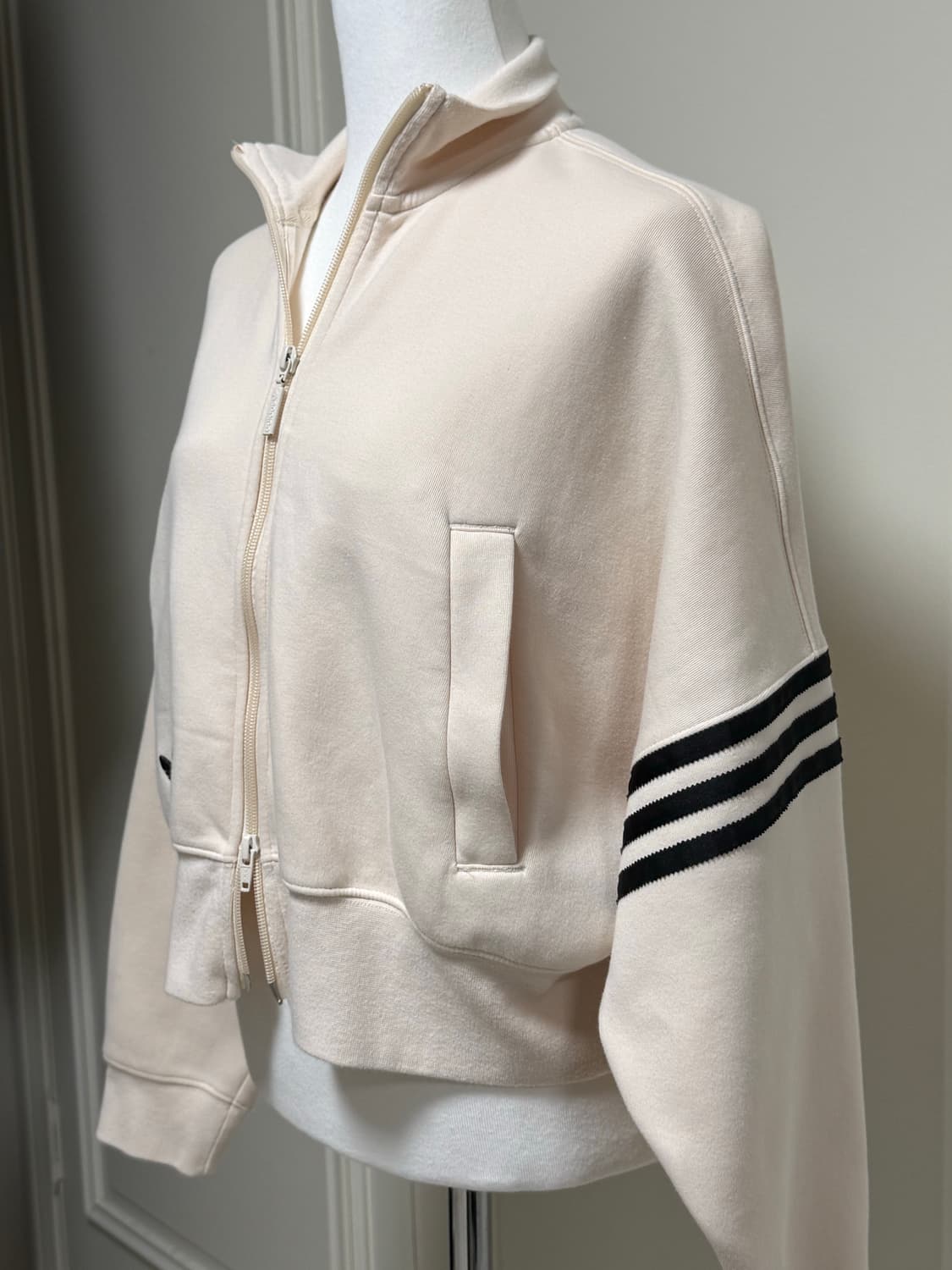 아디다스 아이보리 크롭 집업 상품이미지3