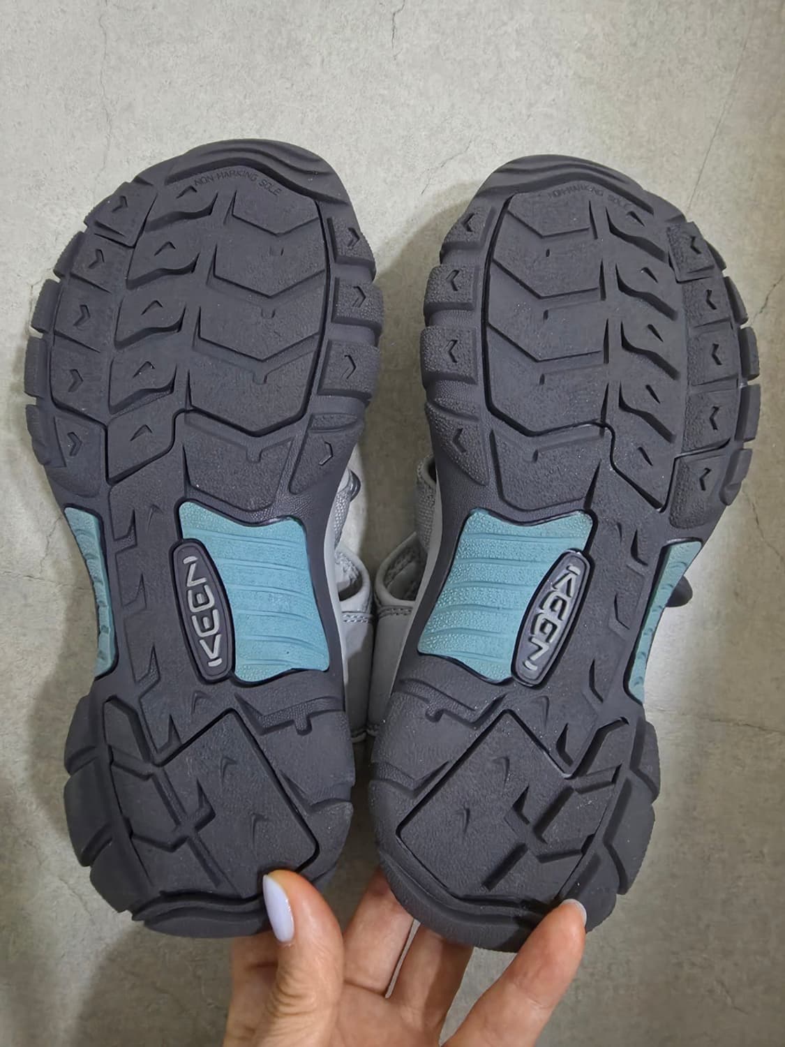 250) KEEN (W) 킨 뉴포트 H2 그레이 스모크 블루 상품이미지3