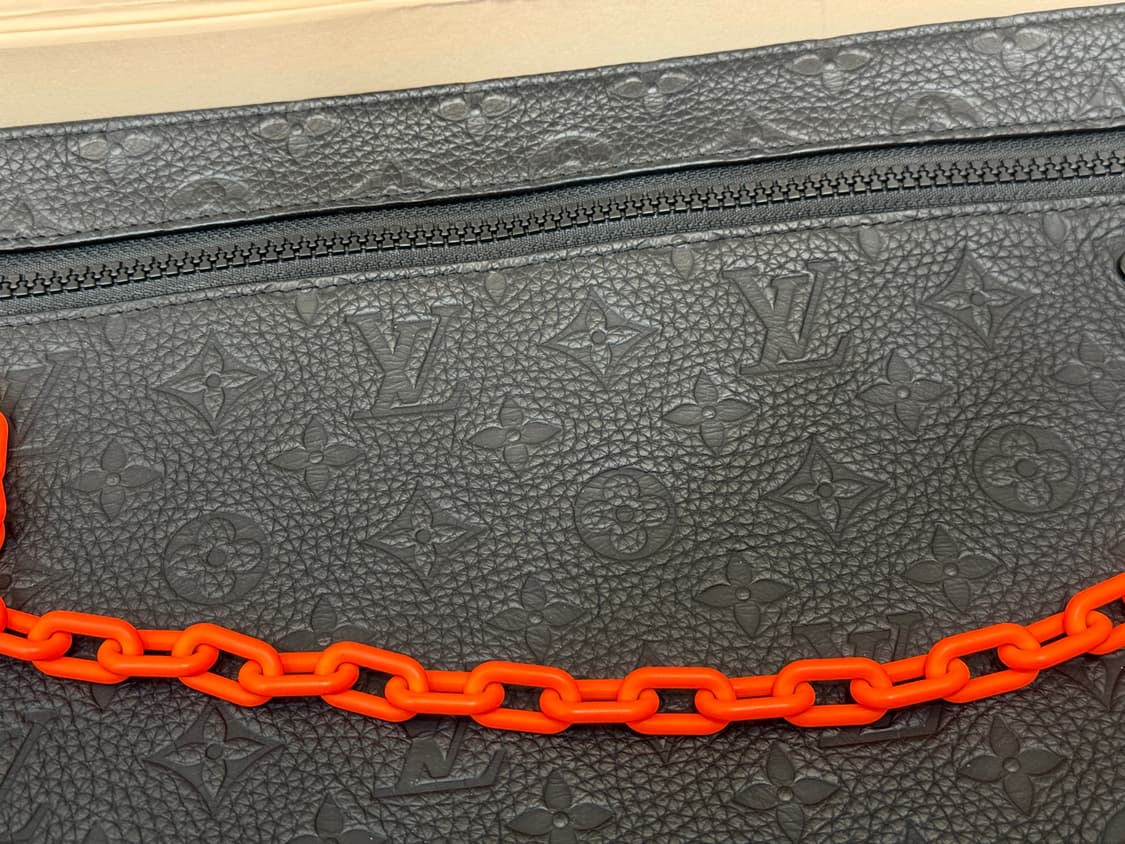 루이비통 버질아블로 쉐도우 체인 클러치  상품이미지4