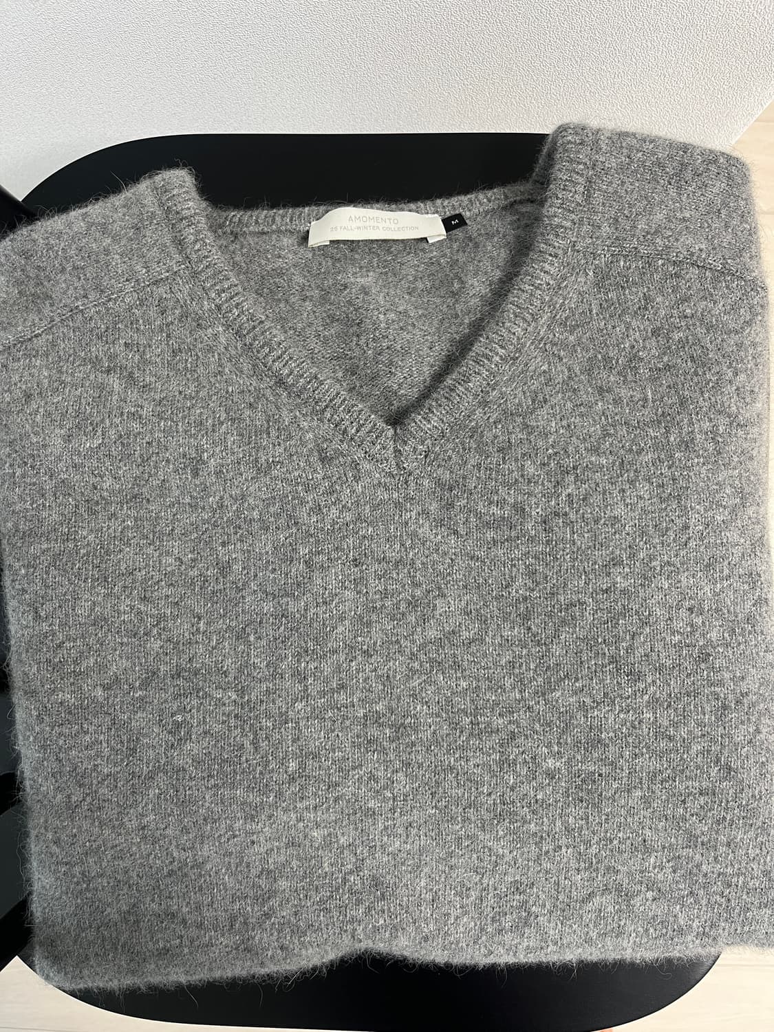 아모멘토 라쿤 브이넥 니트 차콜 25fw 상품이미지5