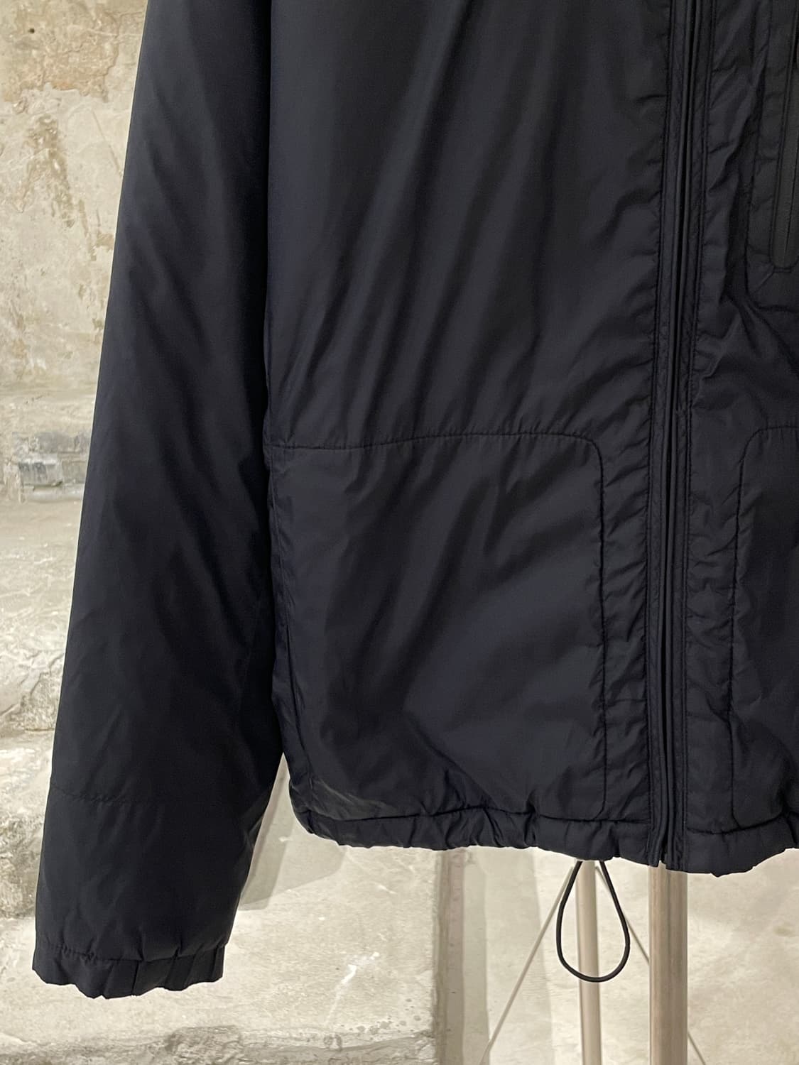 오클리 블랙 로고 패디드 자켓 상품이미지4