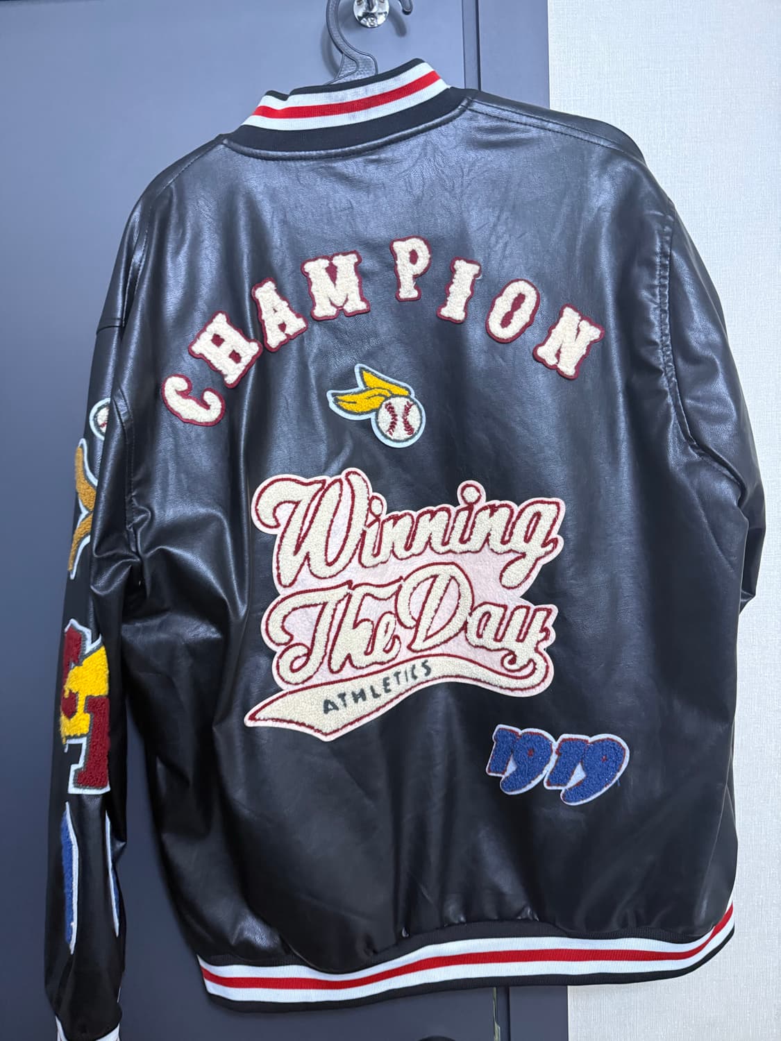 가죽 바시티 자켓입니다 상품이미지2