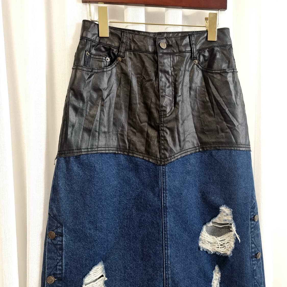 SJYP 코팅데님 배색 데미지 사이드버튼 롱스커트 (25인치/표기S) 상품이미지2