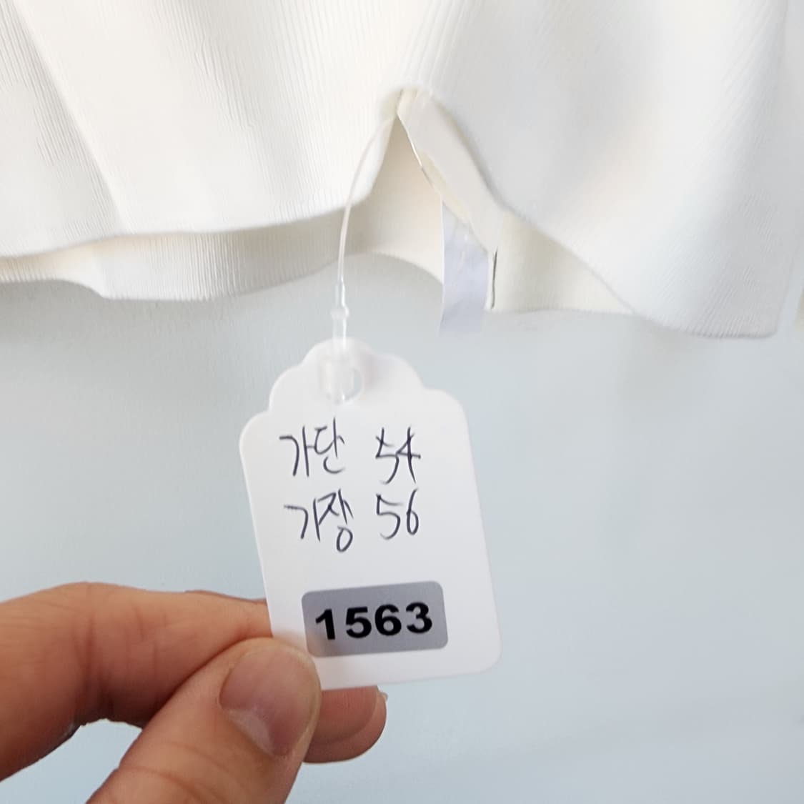 브루넬로 디자인 화이트 브이넥 장식 울니트 상품이미지9