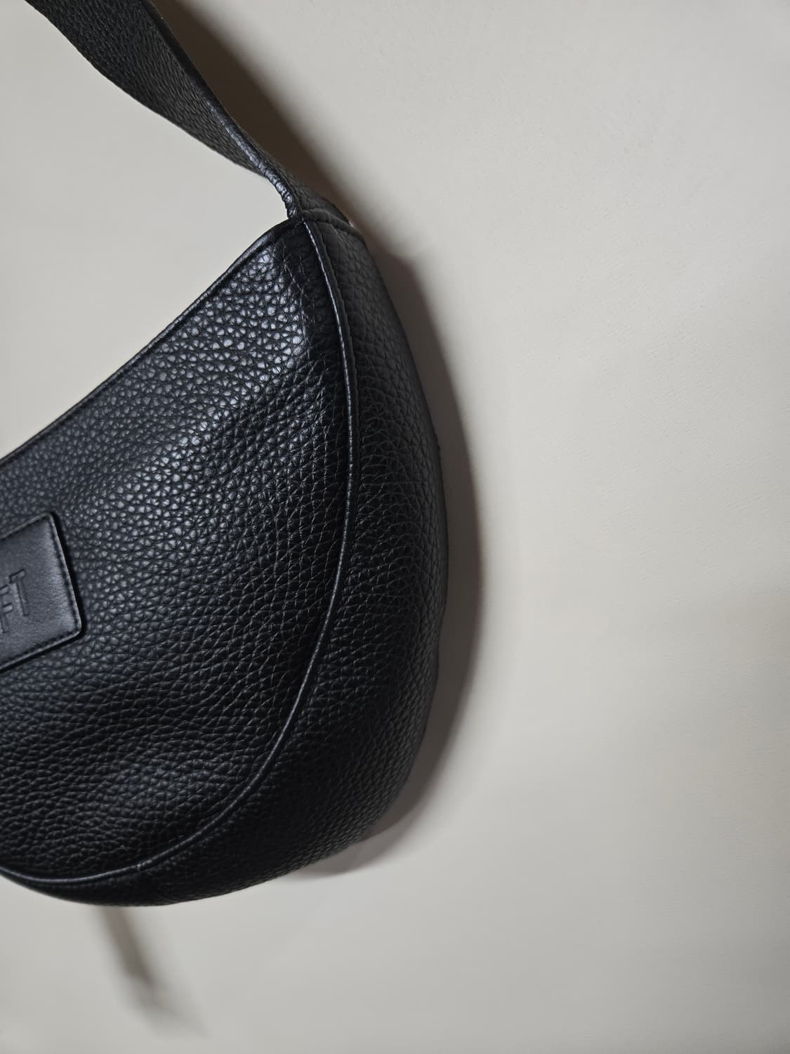 소프트서울 하프문 레더 크로스백 블랙 상품이미지7