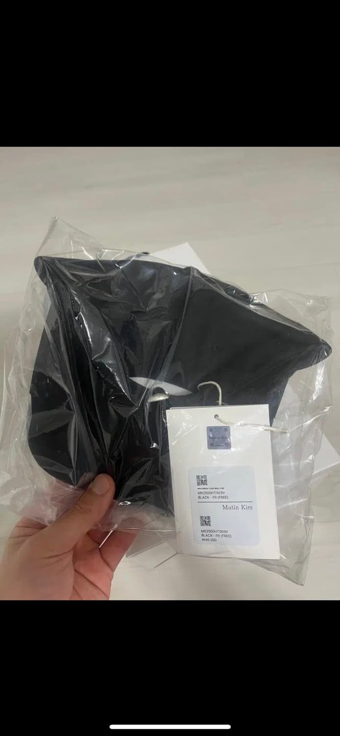 마뗑킴 마카롱 로고 볼 캡 블랙 색상 판매합니다. 상품이미지2