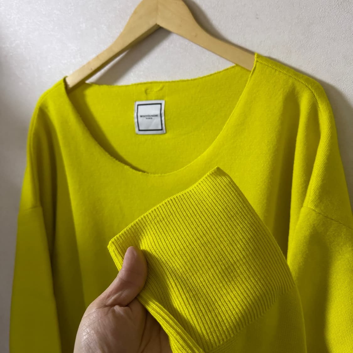 우영미 파리 오버핏 라운드넥 로고 니트  상품이미지4