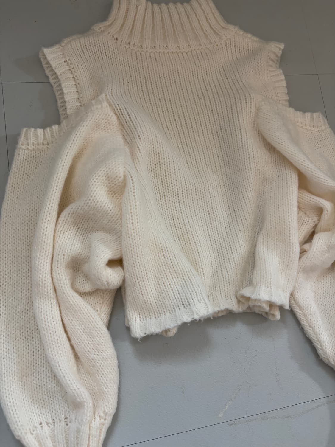 • Ivory off-shoulder knitwear 상품이미지6