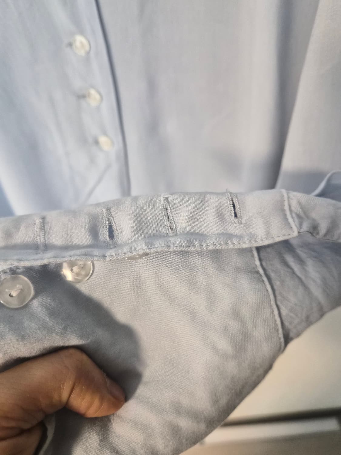 [Matin Kim] 마틴킴 페미닌 셔링 브이넥 블라우스 (스카이블루) 상품이미지4