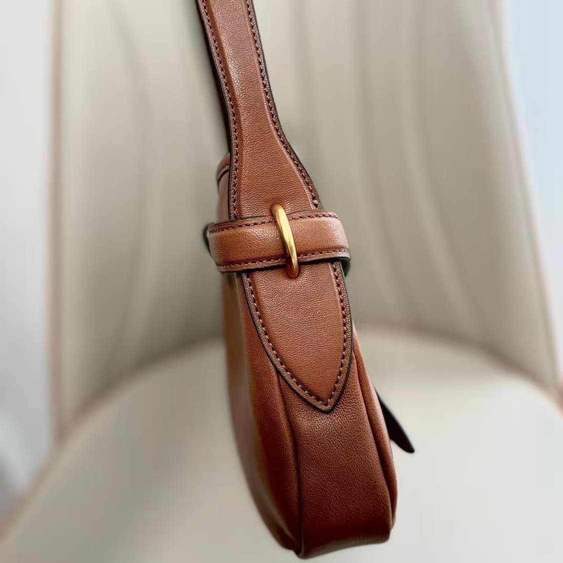 미우 미우 아벙츄어 나파 레더 백 꼬냑 상품이미지4