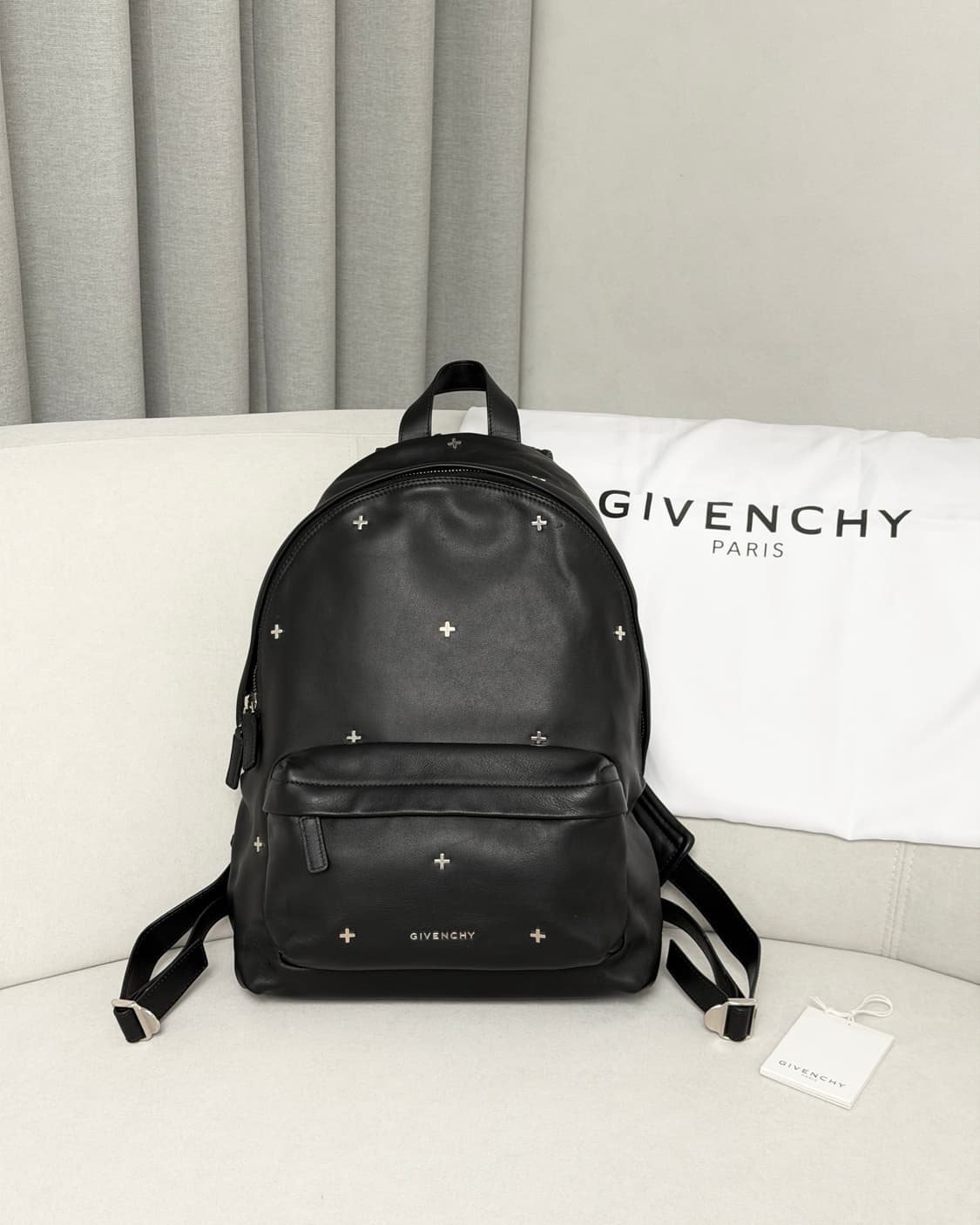 지방시 크로스 스터드 레더 백팩 상품이미지1