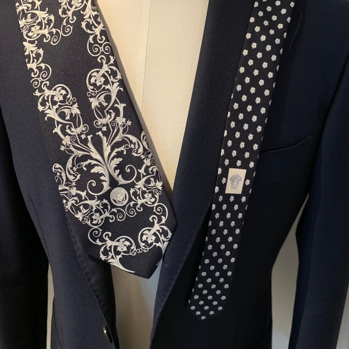 베르사체(VERSACE) 신형라벨 블랙컬러 페이즐리 명품넥타이 A+등급 상품이미지2