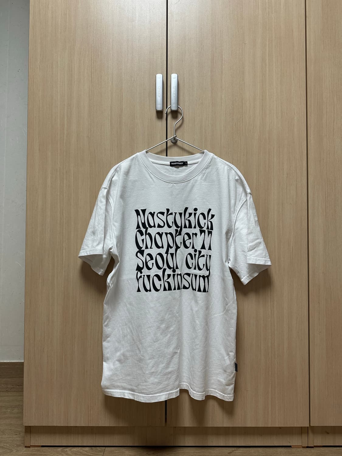카이파이 (네스티킥) Kinsum Logo Tee 화이트 반팔 티 상품이미지1
