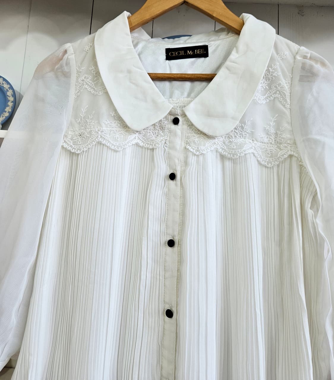 CECIL McBEE 레이스 카라 플리츠 블라우스 상품이미지3