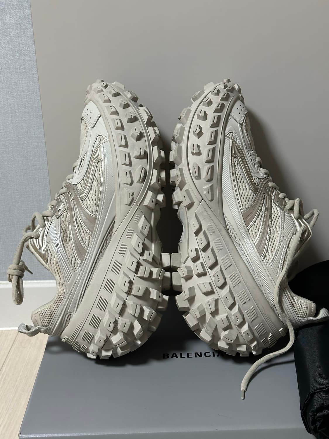 발렌시아가 디펜더 42 상품이미지5