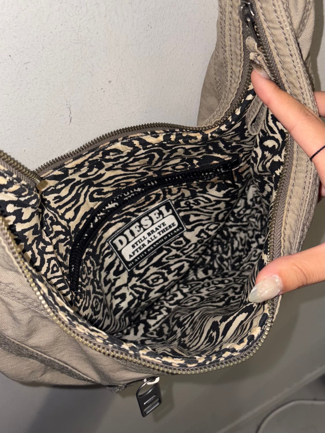 DIESEL archive shoulder bag beige  상품이미지8