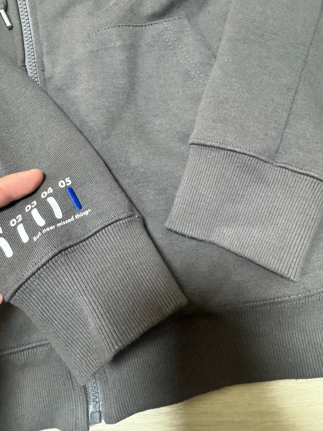 [A1] 아더에러 5주년 웨이브 로고 그레이 차콜 후드집업 상품이미지3