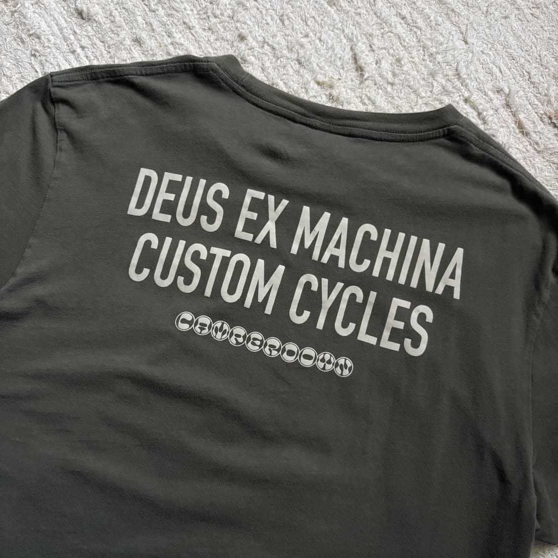 데우스 엑스 마키나 후면 포인트 카키 반팔 티셔츠 상품이미지5