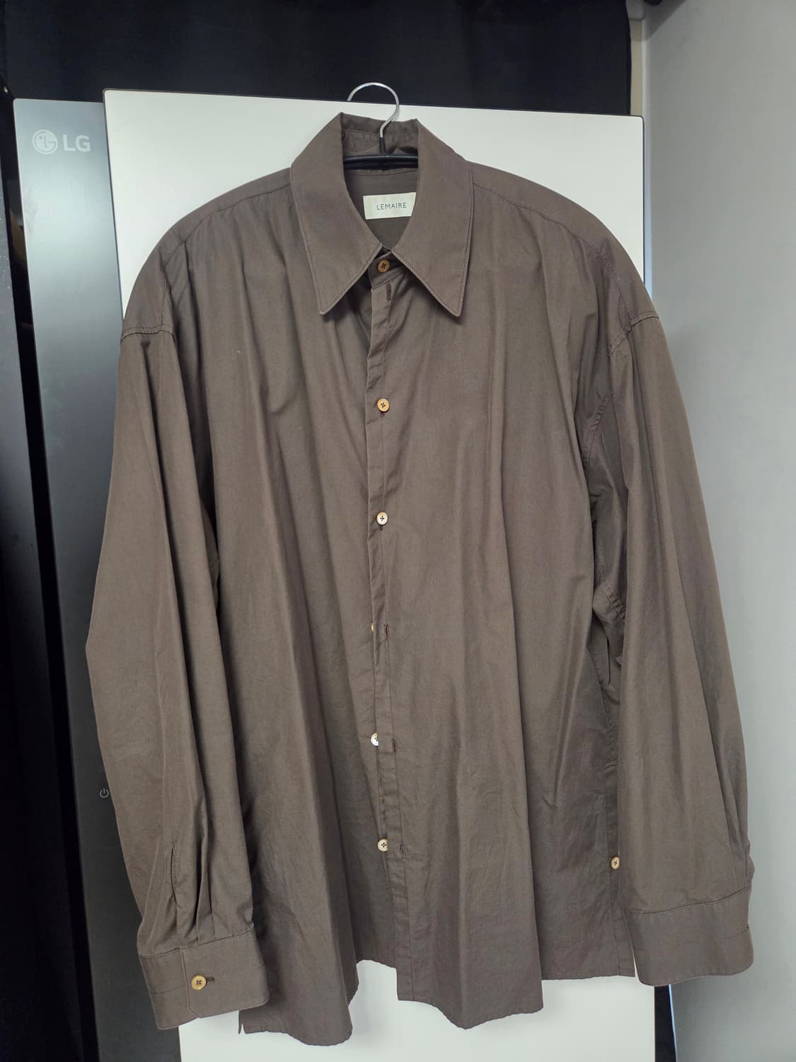 르메르 레귤러 칼라 트위스트 셔츠 카카오 50사이즈 상품이미지1