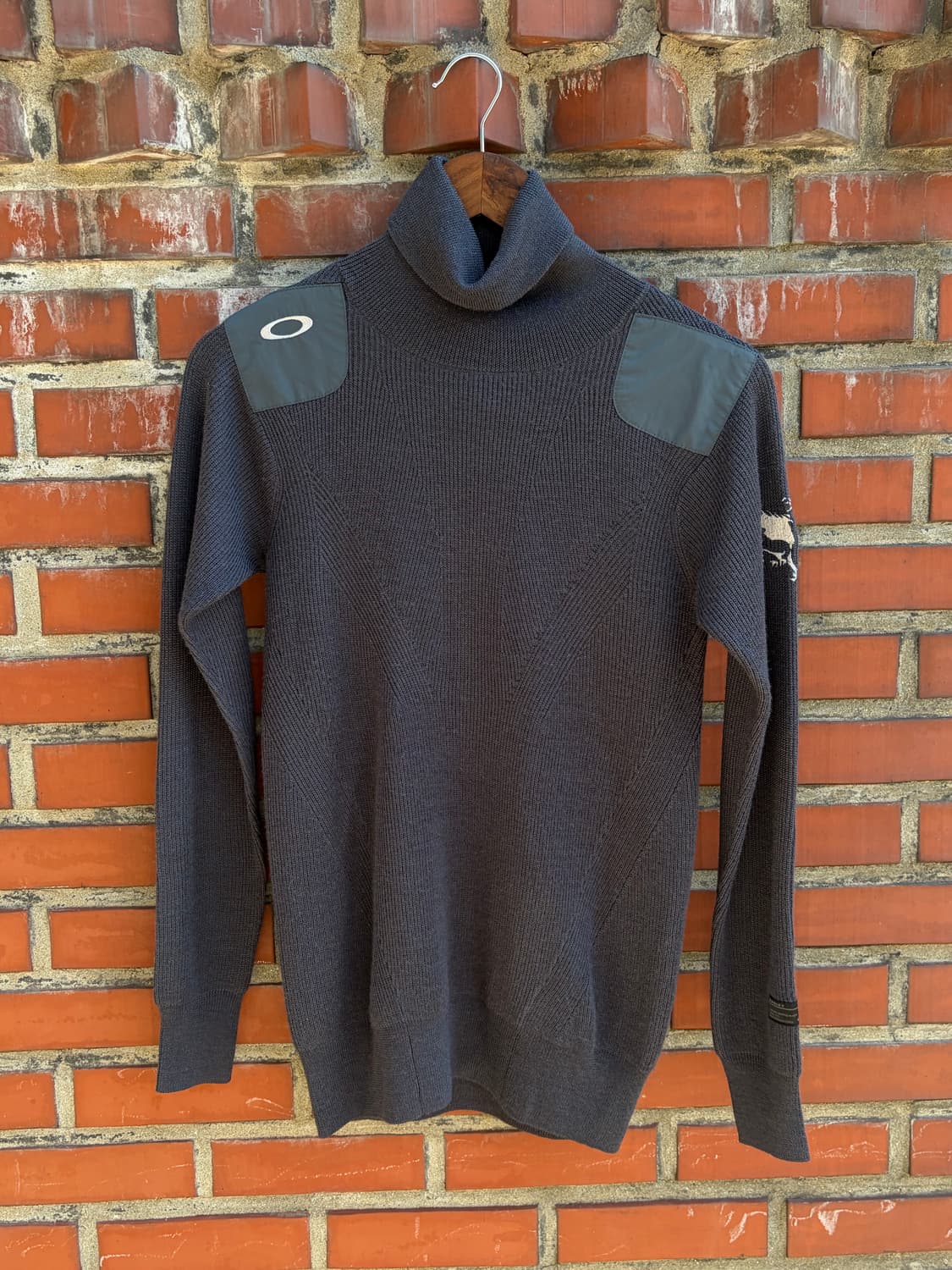 Oakley 터틀넥 니트 숄더 패치 로고 스웨터 상품이미지1