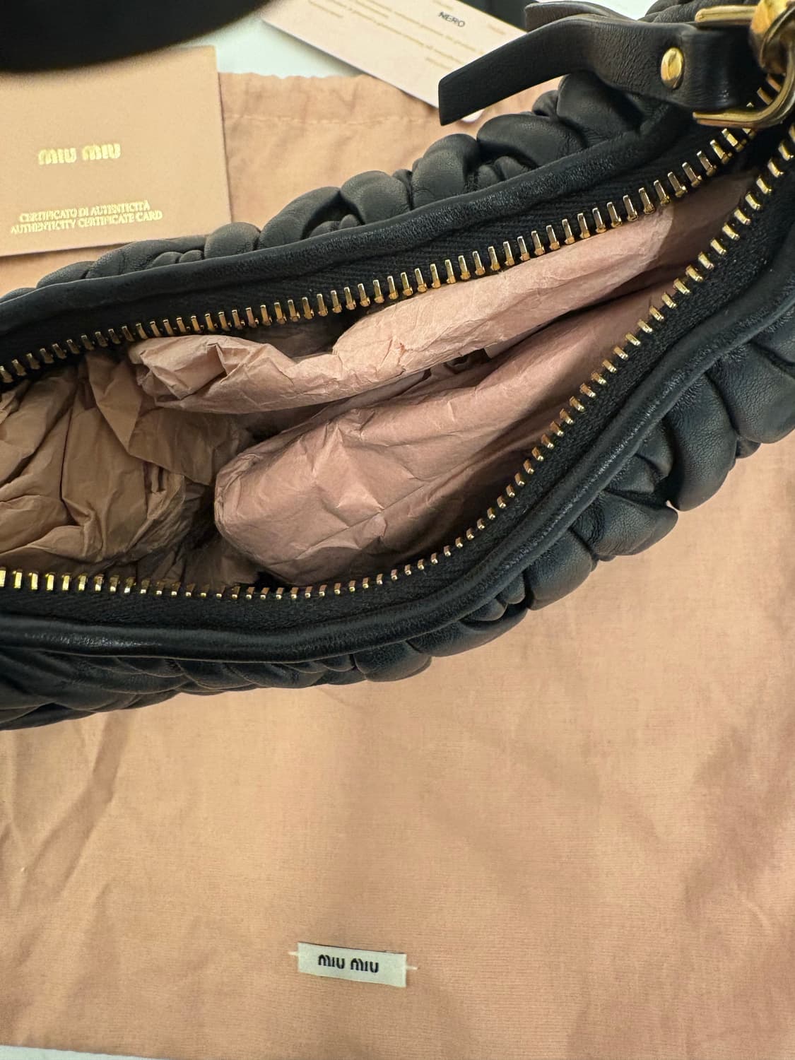 미우미우 완더 스몰 레더 호보백 상품이미지4