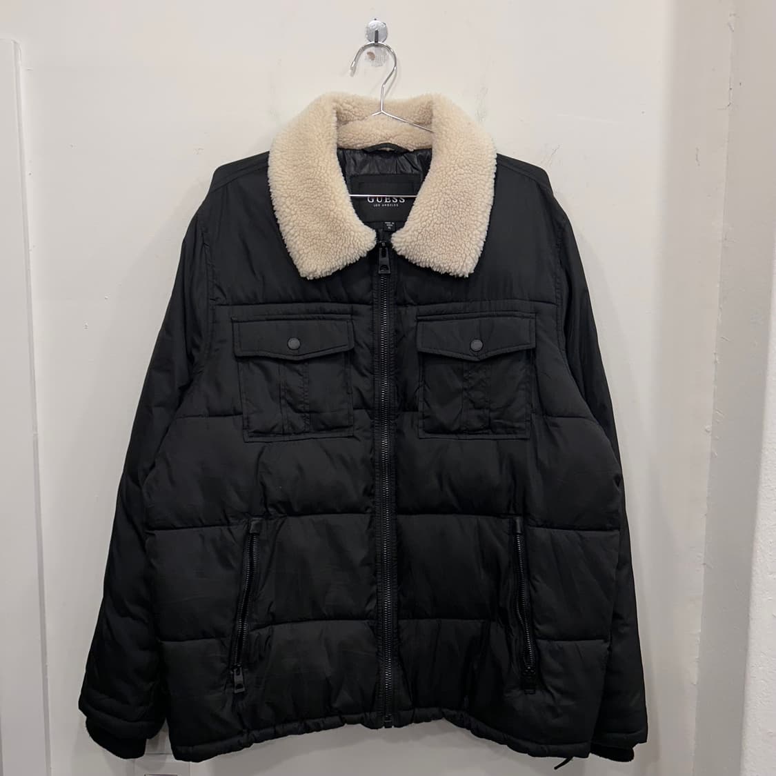 게스 퀘스천 로고 양털카라 퀼팅 경량패딩 상품이미지2