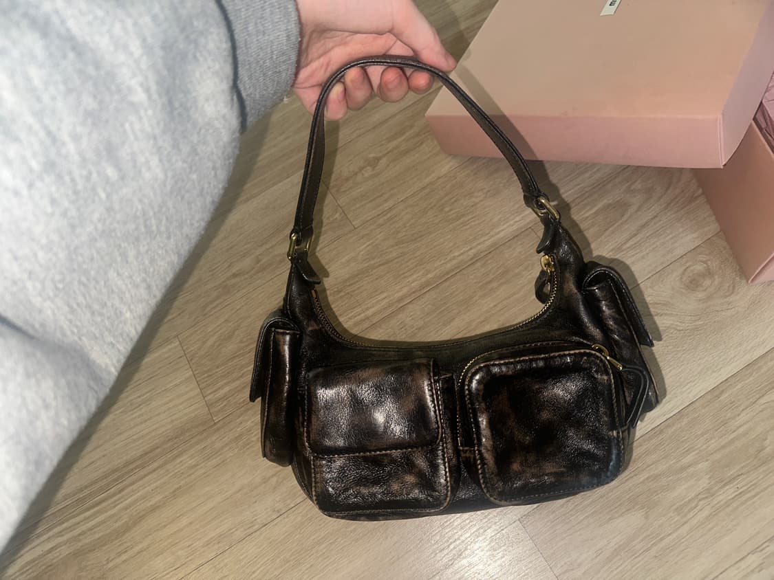 미우미우 나파가죽 포켓호보백 상품이미지7