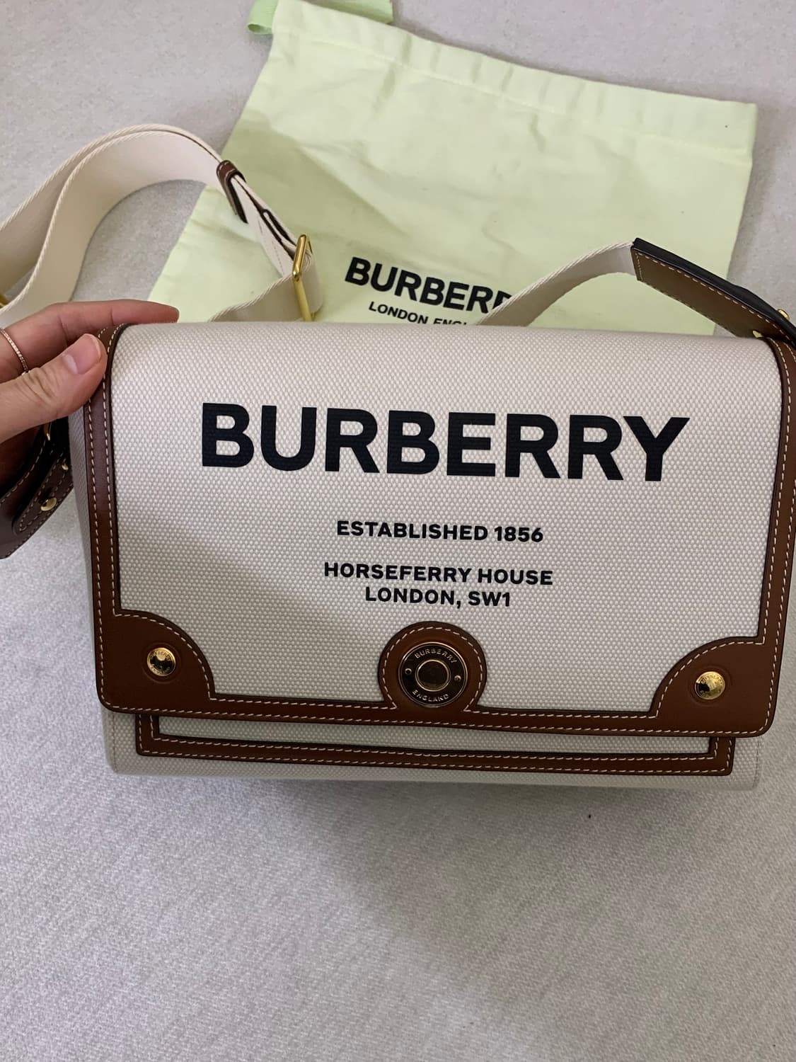 버버리 호스페리 로고 캔버스 백 상품이미지3