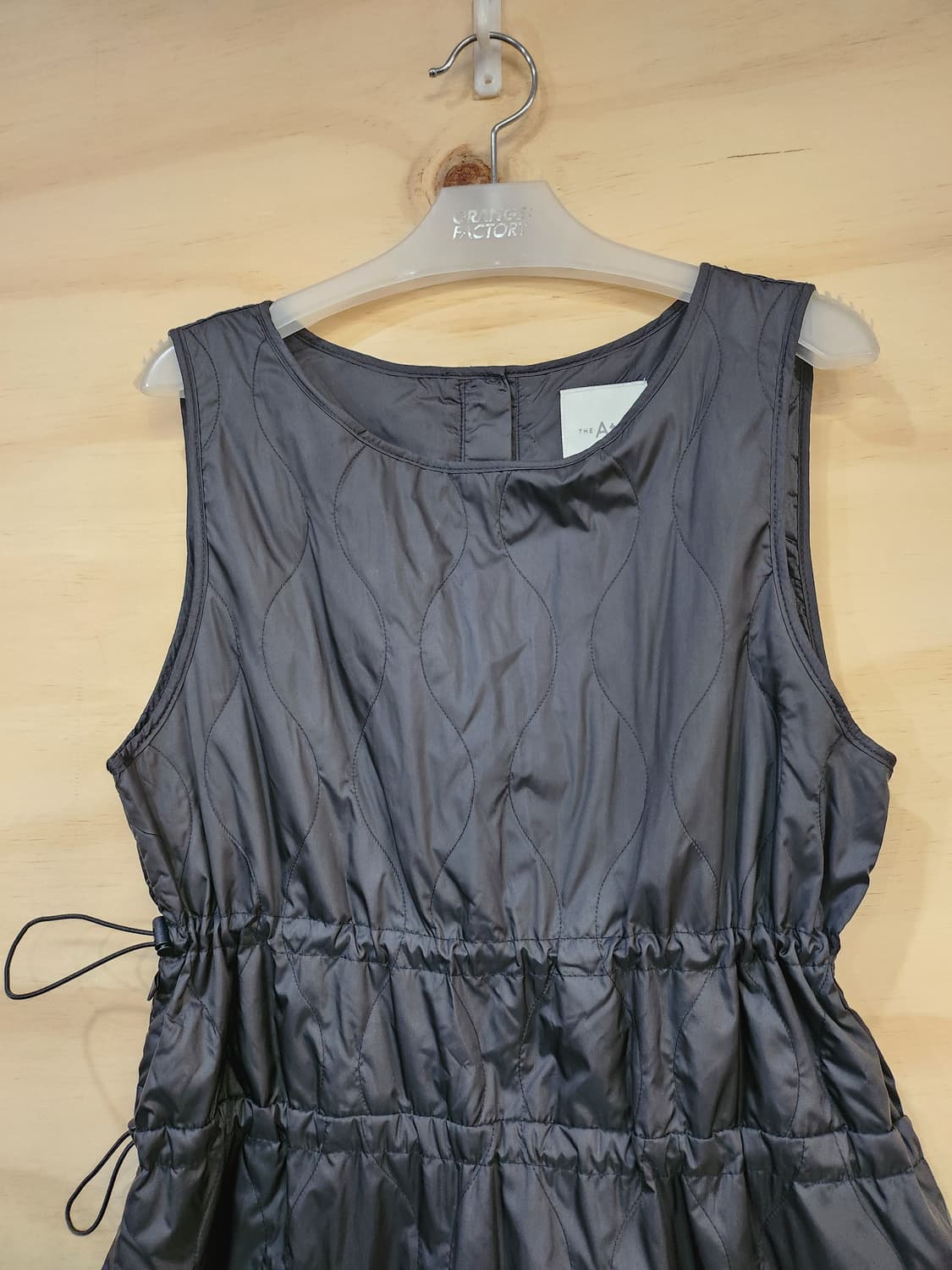 588) 더엣지 구스 퀼팅 민소매 롱 원피스 상품이미지5