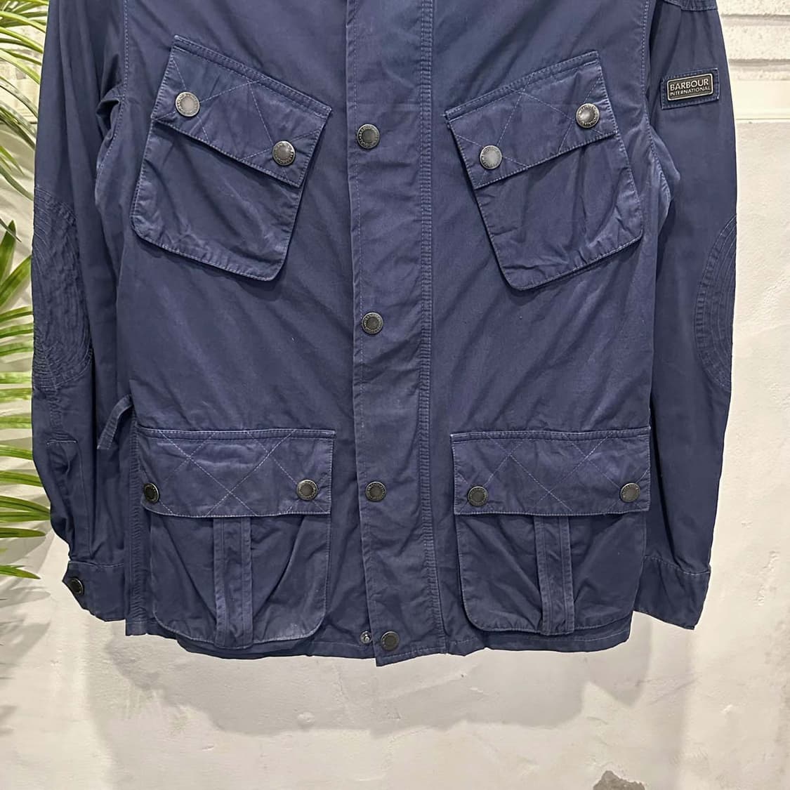 바버 필드 자켓 스탠드 버클 카라 4포켓 소매 로고 디테일 블루 상품이미지5