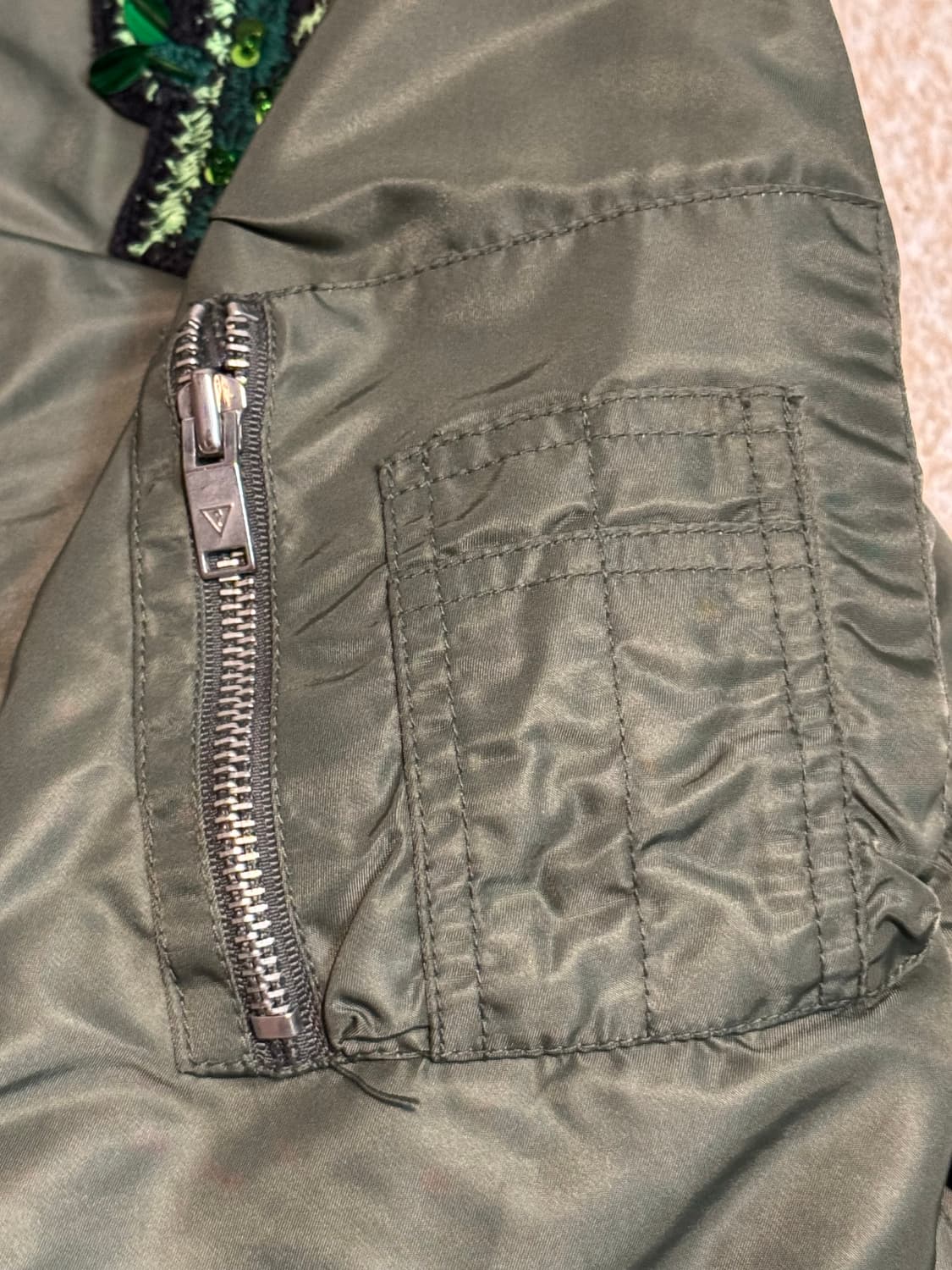 게스 카키 항공 점퍼 패치 자수 집업 패딩 상품이미지5