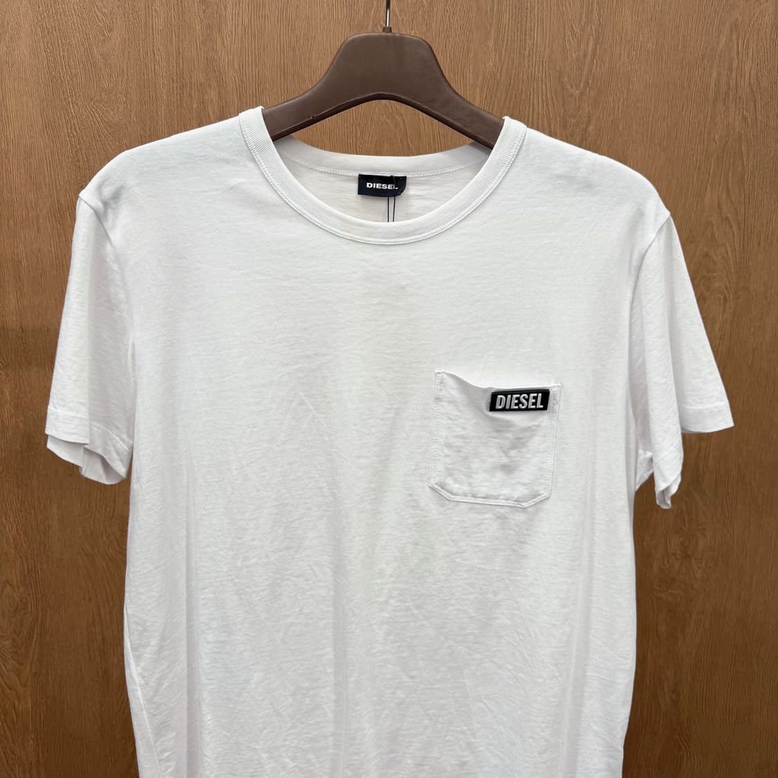 디젤 코튼 라운드넥 반팔 티셔츠 포켓 로고 패치 디테일 화이트 상품이미지4