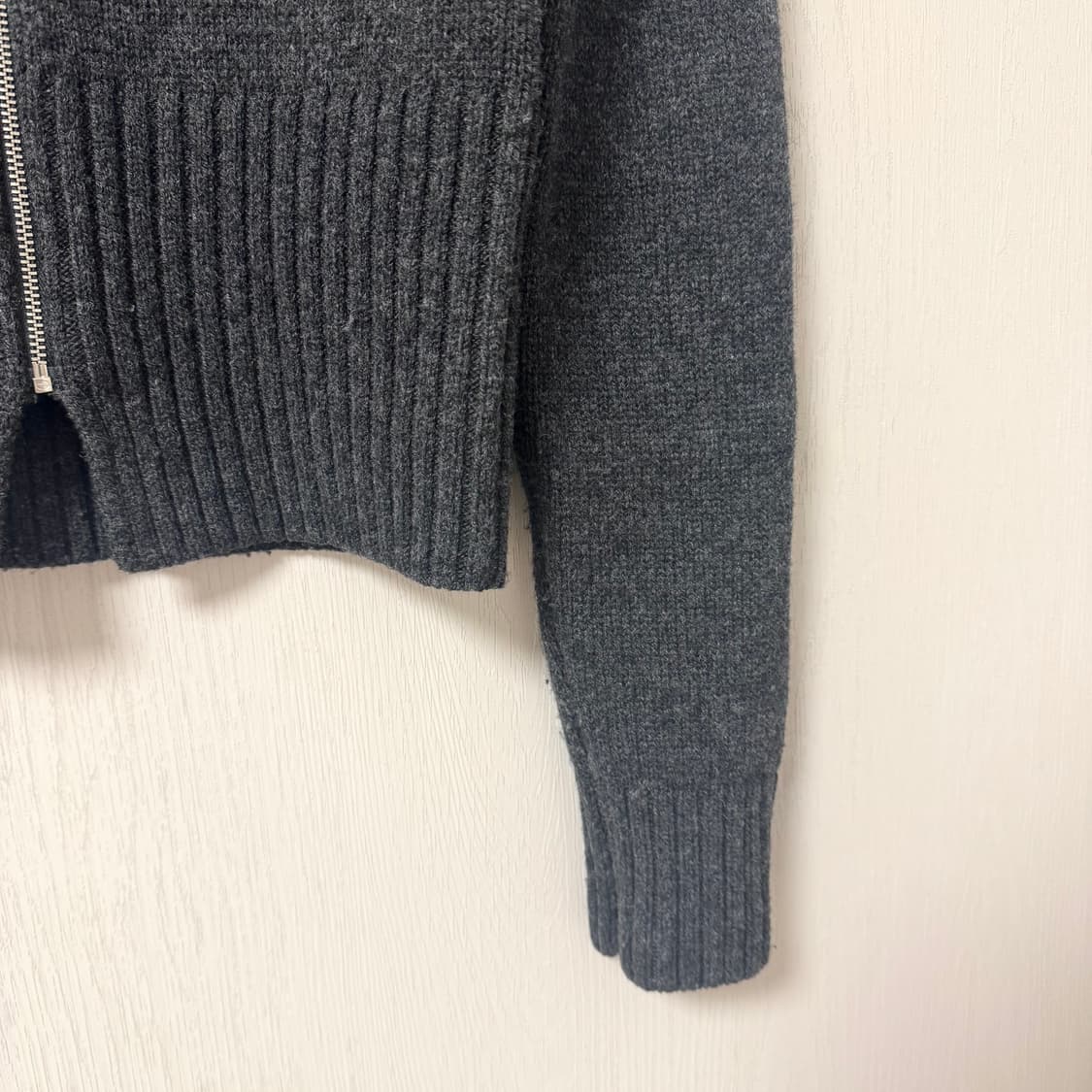 (xs) cos 크롭 니트 집업 상품이미지3